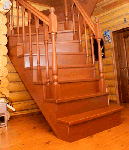 Деревянная лестница в загородном доме