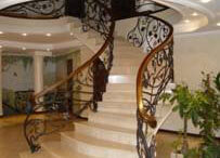 Лестницы с коваными перилами