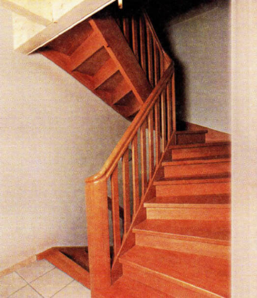 Исполнения лестниц с полуоборотным маршем