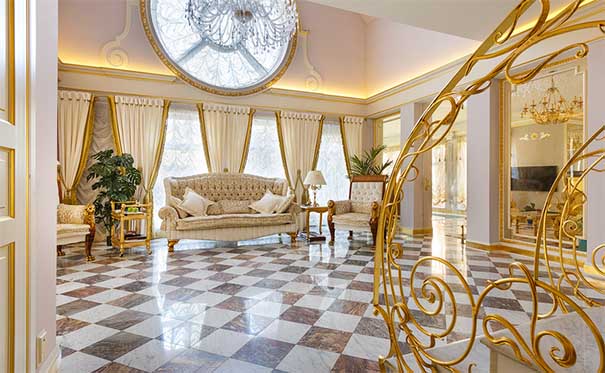 Лестница в интерьере загородного дома