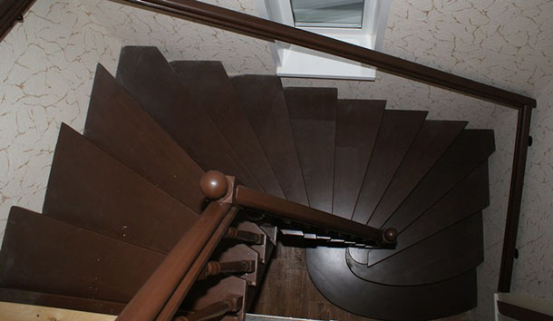 Деревянная лестница в загородном доме