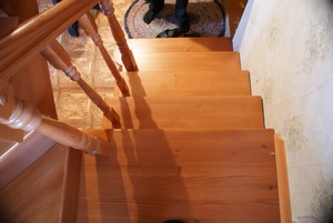 Натуральные деревянные лестницы на заказ