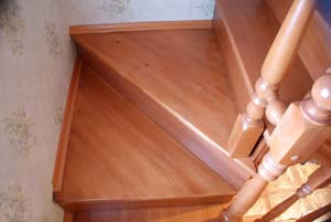 Деревянные лестницы из натурального дерева на заказ