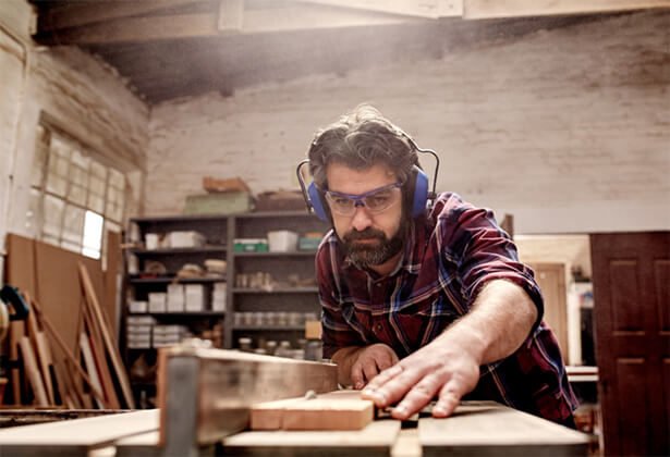 Мастер по дереву