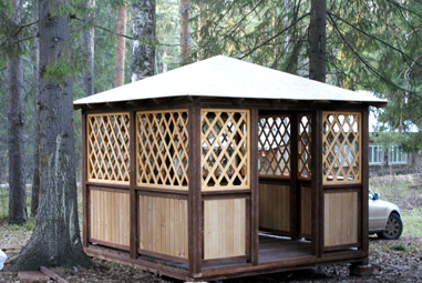 беседка в лесу