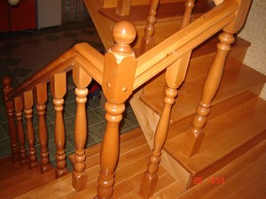 Деревянная лестница для дачи