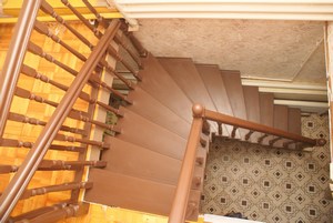Продожа деревянных лестниц под индивидуальный заказ