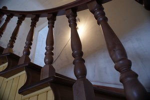 Деревянная лесенка с гнутой тетивой