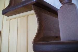 Деревянная лесенка с гнутой тетивой