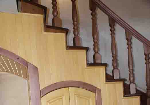 С гнутой тетивой лестница на второй этаж