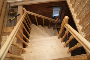 Деревянная лестница на второй этаж
