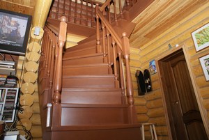 Деревянная лестница на второй этаж