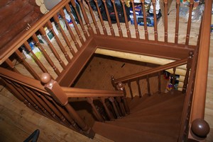 Деревянная лестница на второй этаж в коттедже