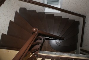 Лестница деревянная сверху на фото