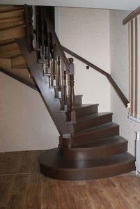 Лестница деревянная в углу квартиры фото