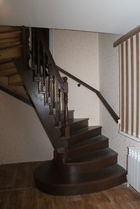 Лестница деревянная покрашена