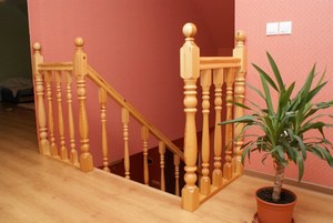 Установка лестниц деревянных