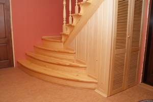 Установка лестниц деревянных в коттедже