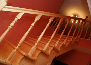 Установка лестниц деревянных в коттедже