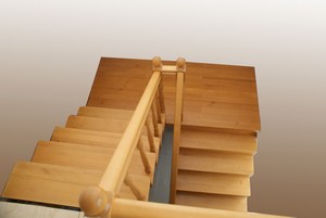 Лестница покрытая лаком