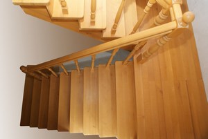 Лестница покрытая лаком фото