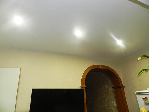 Потолок натяжной на кухне