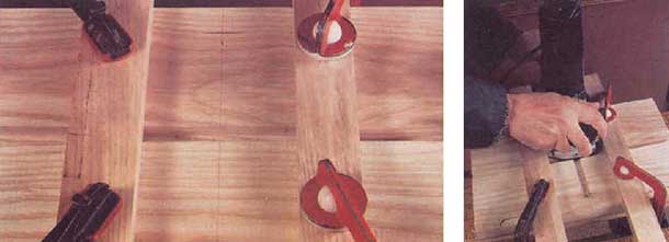 Разметьте положение выемок в древесине