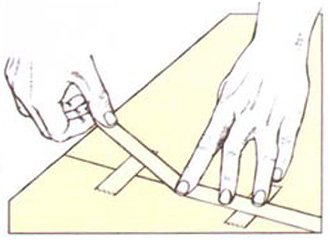 Наклейте ленту вдоль соединения