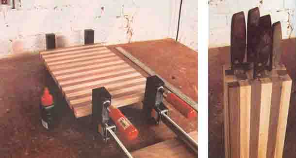 Струбциной держим склееные деревяшки