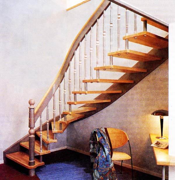 Полуоборотная конструкция лестницы с настенной тетивой