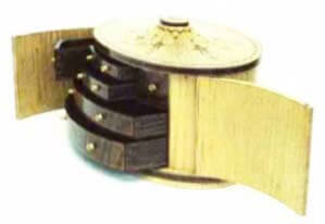 округлая шкатулка облицована шпоном