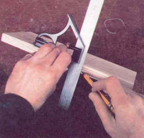 Работа столяра с разметкой