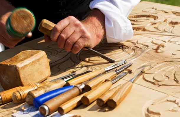 Резчик по натуральному дереву