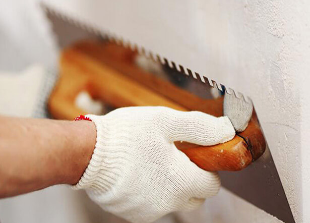 Нанесение штукатурки на кирпич