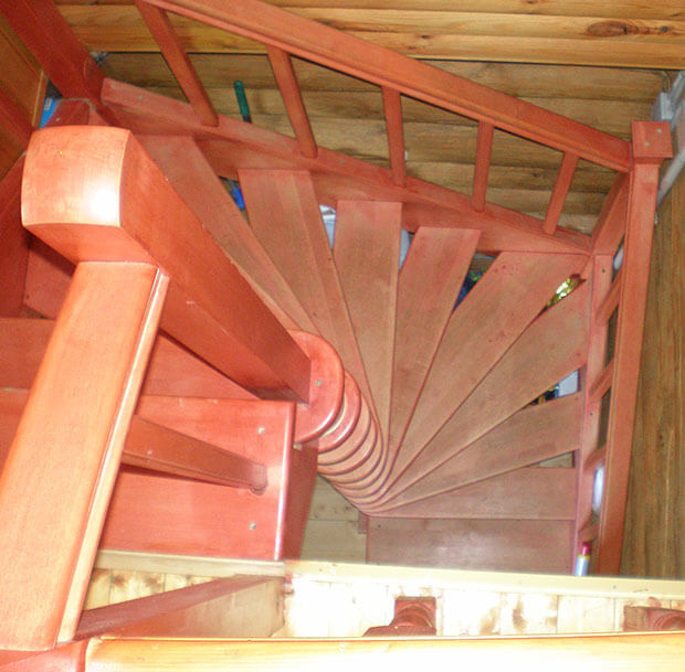 Деревянная лестница в доме