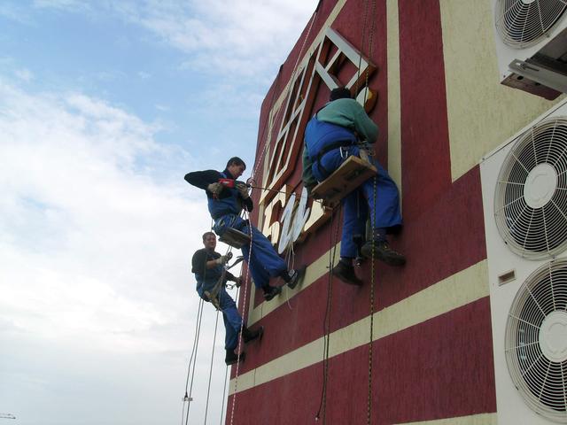 Работники на фасадах жилых домов