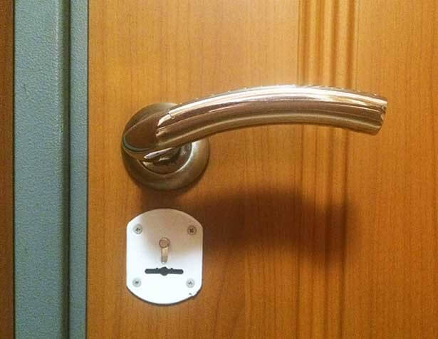 Замок дверной